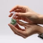 Green Aventurine Gem Bracelet Bath Bomb Žaliojo aventurino akmens apyrankės vonios burbulas – Citrina ir Laimas su jūros druska - Image 3