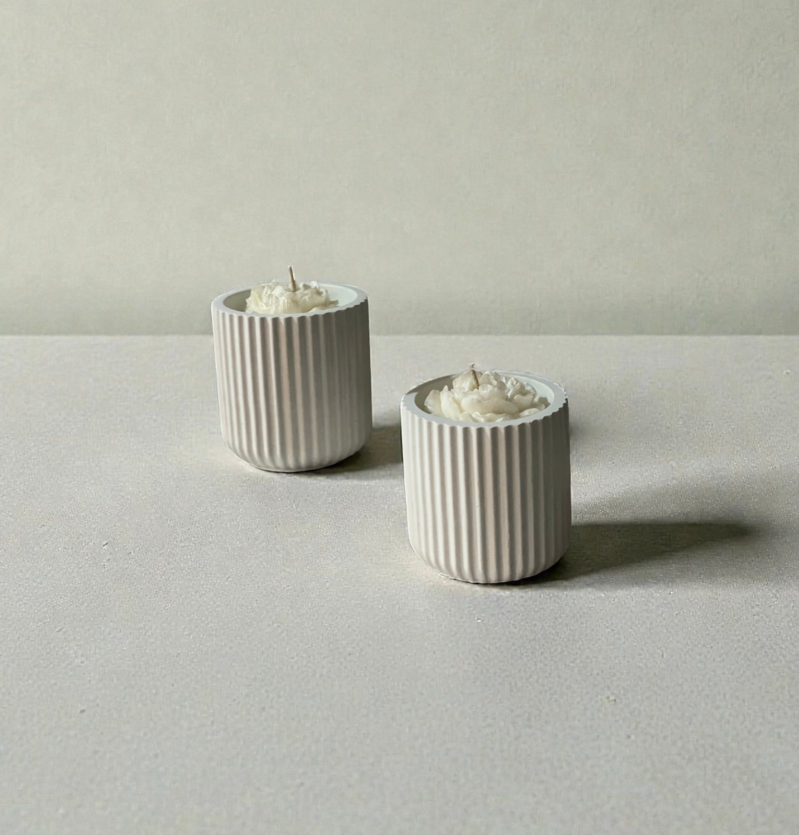 bijunas1 Keraminio gipso žvakė „Bijūnas“ (170 g) - Image 1