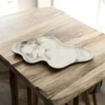 Gipso padėkliukas su raštu „Bangelė“ – universali elegancija žvakėms, kvapams, ar papuošalams - Image 2