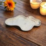 Gipso padėkliukas su raštu „Bangelė“ – universali elegancija žvakėms, kvapams, ar papuošalams